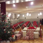 Den store sal og scenen dækket op til julefest