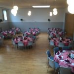 Den store sal dækket op med runde borde