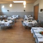 Den store sal dækket op med runde og rektangulære borde og dansegulv.