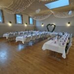 Den store sal dækket op til bryllup