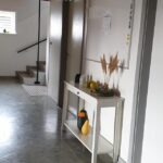 entréen mod trappen op til den store sal.