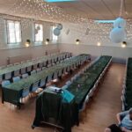 Den store sal dækket op til foredrag med kriminaltekniker Kim Larsen