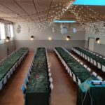 Den store sal dækket op til foredrag med kriminaltekniker Kim Larsen