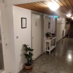 Entré fra trappe til stor sal mod trappe til lille sal