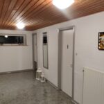 Garderoben i Entéen med døre ind til toiletterne