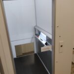 I huset er der elevator der kører mellem entré, storsal og lillesal(scenen)