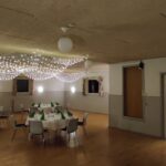 Den lille sal med lysnettet i loftet tændt