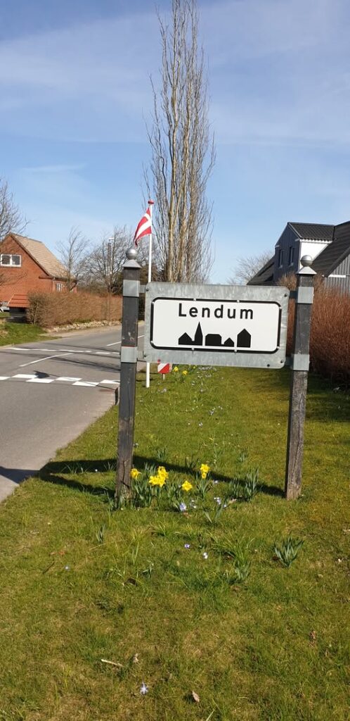 Lendum Byskilt på Tårsvej i foråret