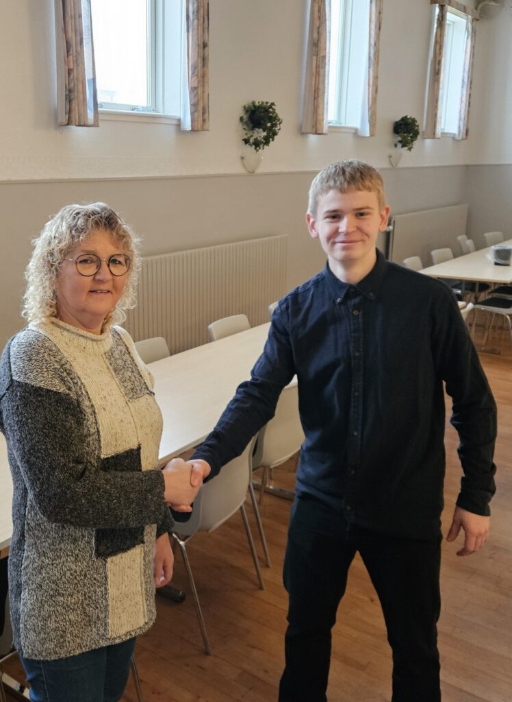 Formand Grethe til venstre og vært Mathias Elholm Nielsen til højre